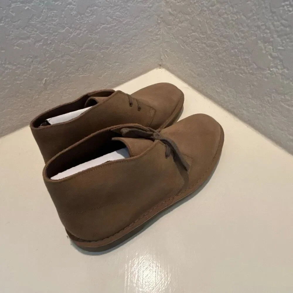 Clarks Mens Size 8.5 Shepton Chukka Boots Sand Suede Leather Comfort Capsule NWT